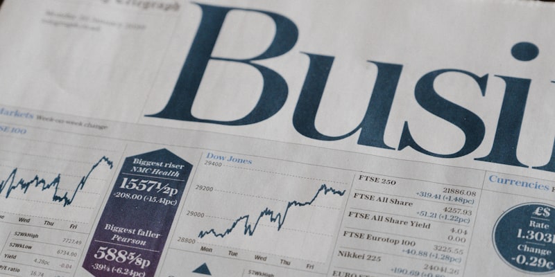 加拿大温哥华雪山与现代化城市海港